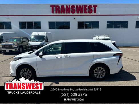 Used 2021 Toyota Sienna LE AWD/4WD image 2