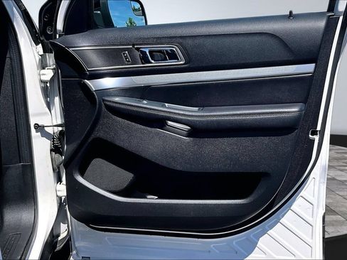 Used 2016 Ford Explorer XLT FWD image 24