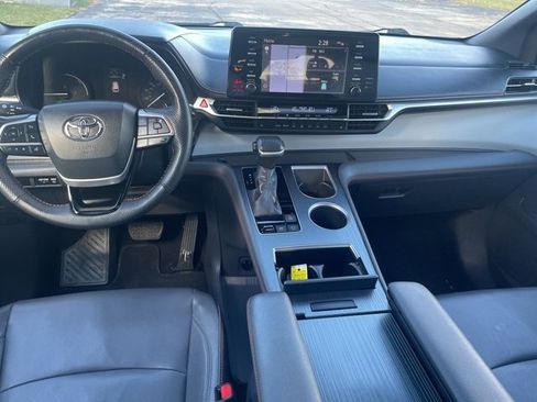 Used 2022 Toyota Sienna XSE image 3