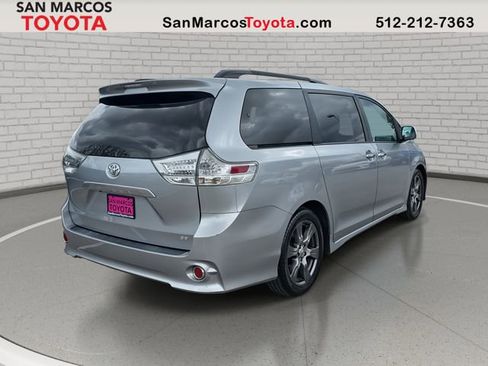 Used 2017 Toyota Sienna SE w/ SE Preferred Package image 5