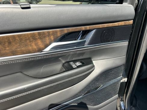 Used 2023 Jeep Grand Wagoneer Series II w/ Flexible Seating Group AWD/4WD image 44