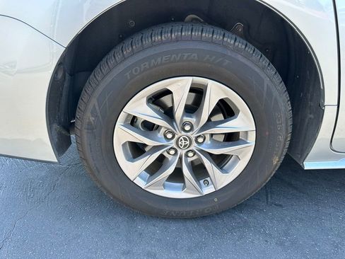 Used 2022 Toyota Sienna XLE FWD image 4