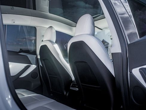 Used 2020 Tesla Model Y Long Range image 32