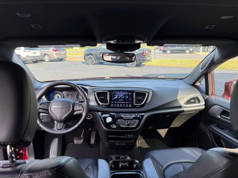 Used 2018 Chrysler Pacifica Touring-L w/ Premium Audio Group image 33