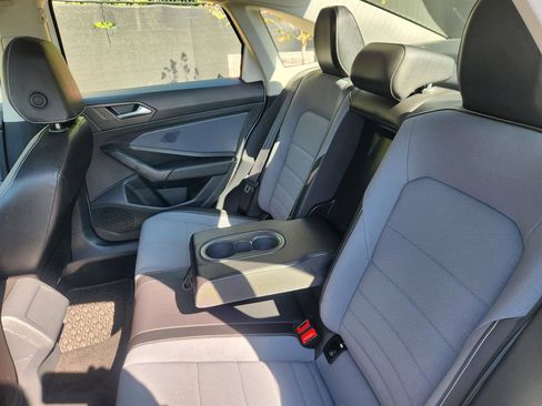 Certified 2025 Volkswagen Jetta SE w/ Sunroof Package image 22