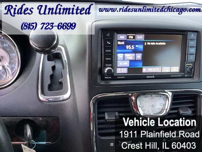 Used 2014 Chrysler Town & Country Touring FWD image 18