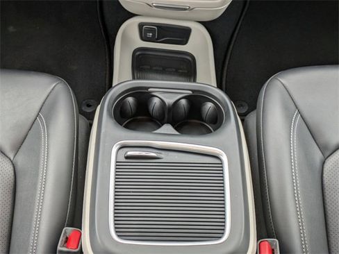 Used 2024 Chrysler Pacifica Touring-L image 22