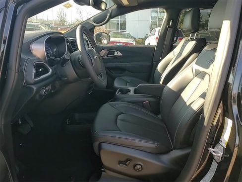 New 2026 Chrysler Pacifica Select w/ S Appearance Package image 11