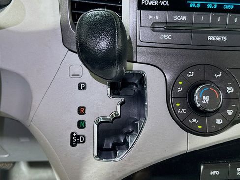 Used 2011 Toyota Sienna LE FWD image 14