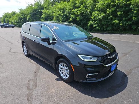 Used 2024 Chrysler Pacifica Touring-L FWD image 9