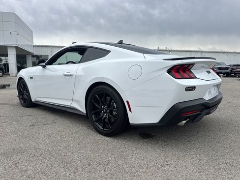 Used 2025 Ford Mustang GT RWD image 4