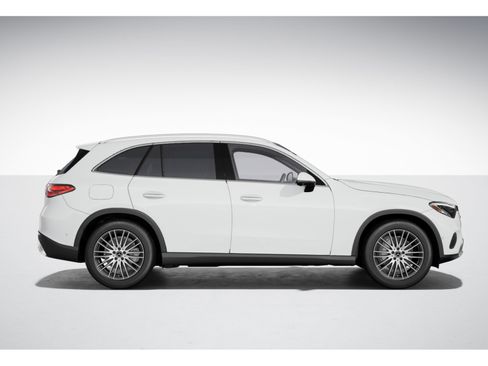 Used 2023 Mercedes-Benz GLC 300 4MATIC image 2