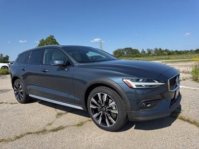 New 2026 Volvo V60 B5 Cross Country Ultra w/ Protection Package Premier