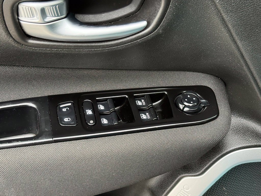 Used 2021 Jeep Renegade Latitude w/ Luxury Group I AWD/4WD image 11