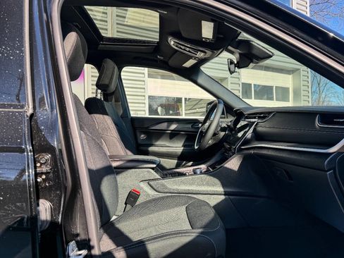 Used 2025 Jeep Grand Cherokee Laredo X image 9