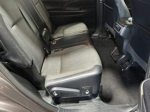 Used 2019 Toyota Highlander Plus AWD/4WD image 17