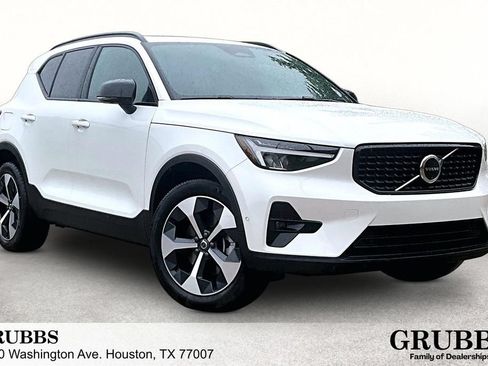 Certified 2025 Volvo XC40 B5 Plus AWD/4WD image 1