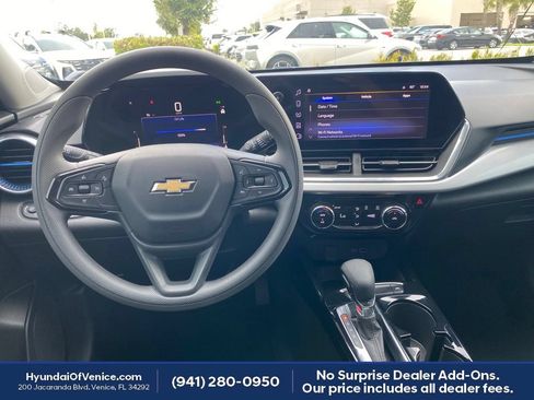 Used 2024 Chevrolet Trax LT FWD image 3
