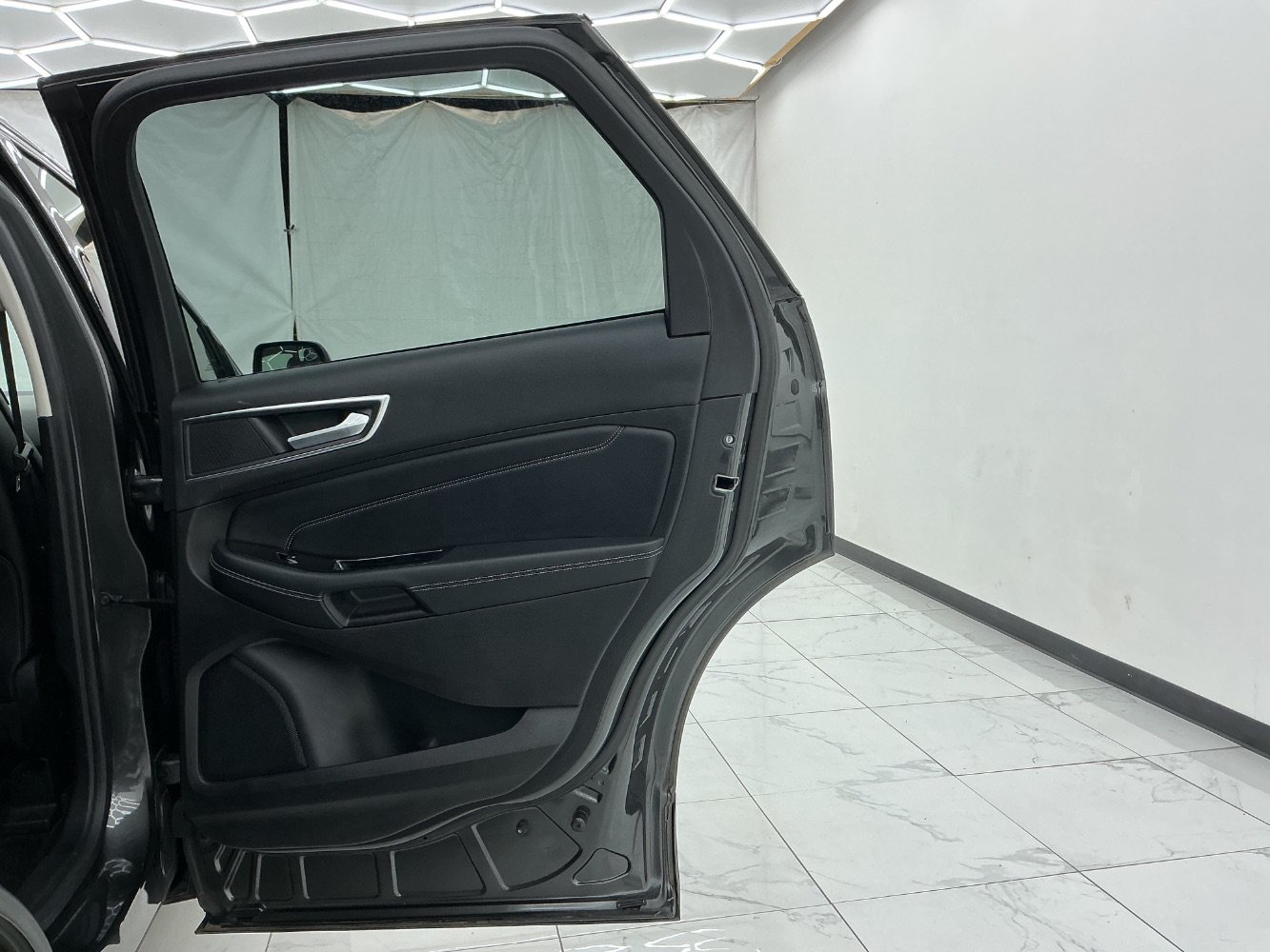 Used 2018 Ford Edge Titanium w/ Technology Package FWD image 25