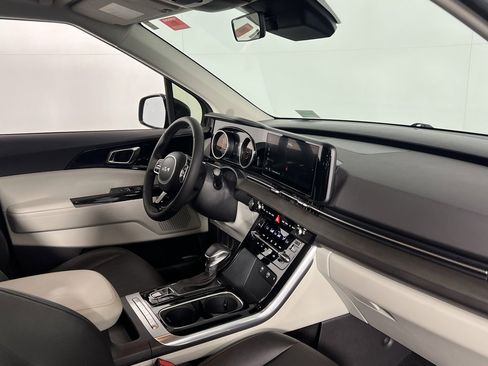 Used 2024 Kia Carnival EX image 32