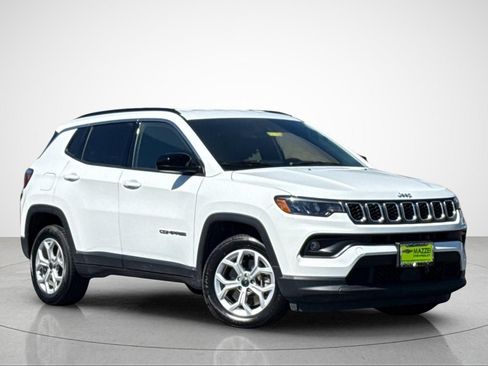 Used 2025 Jeep Compass Latitude AWD/4WD image 2