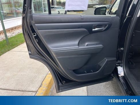 Used 2024 Toyota Highlander XLE image 17