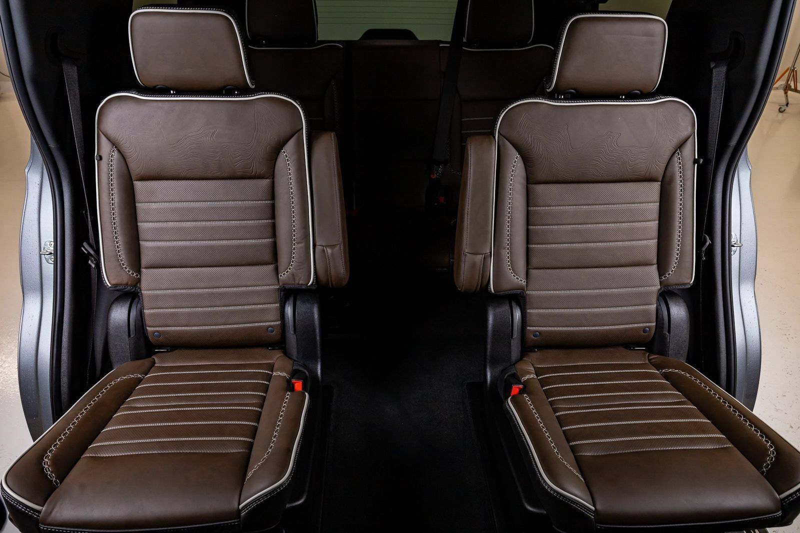 Used 2026 GMC Yukon Denali Ultimate w/ LPO, Floor Liner Package AWD/4WD image 36