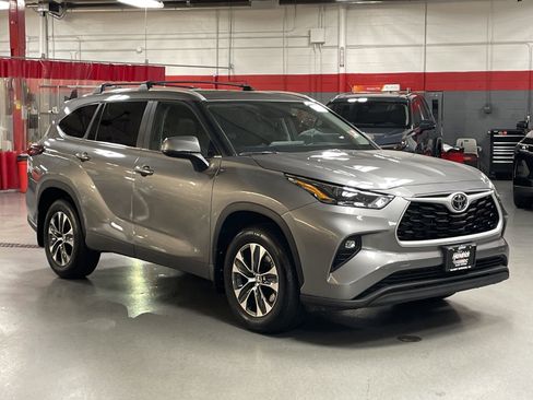 Used 2026 Toyota Highlander XLE image 2