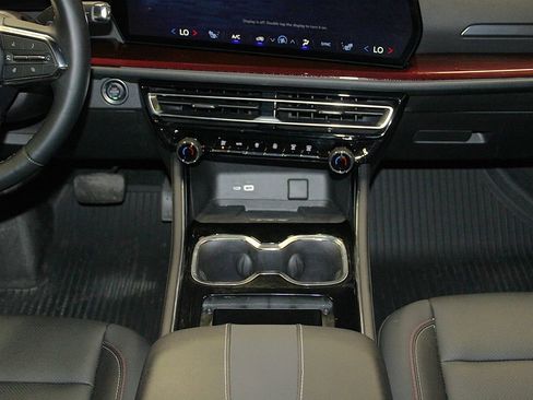 Used 2025 Chevrolet Traverse Z71 w/ LPO, Floor Liner Package AWD/4WD image 22