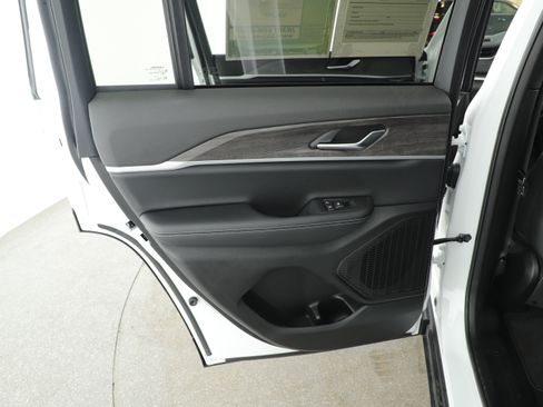 Used 2025 Jeep Grand Cherokee Limited w/ Trailer Tow Package image 8