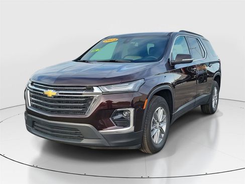 Used 2023 Chevrolet Traverse LT image 2