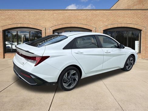 Used 2025 Hyundai Elantra SEL FWD image 3