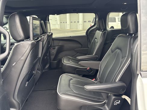 Used 2023 Chrysler Pacifica Limited w/ Uconnect Theater Family Group FWD image 32
