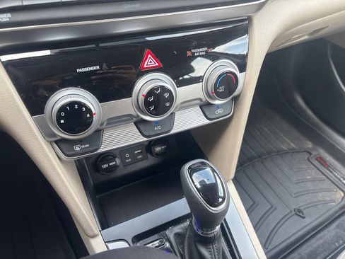 Used 2019 Hyundai Elantra SE FWD image 23