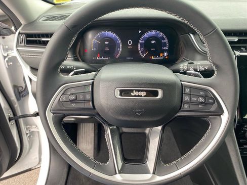 Used 2023 Jeep Grand Cherokee Laredo AWD/4WD image 10