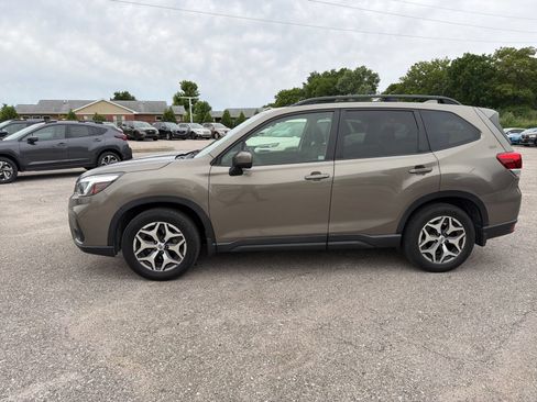 Used 2019 Subaru Forester Premium AWD/4WD image 3
