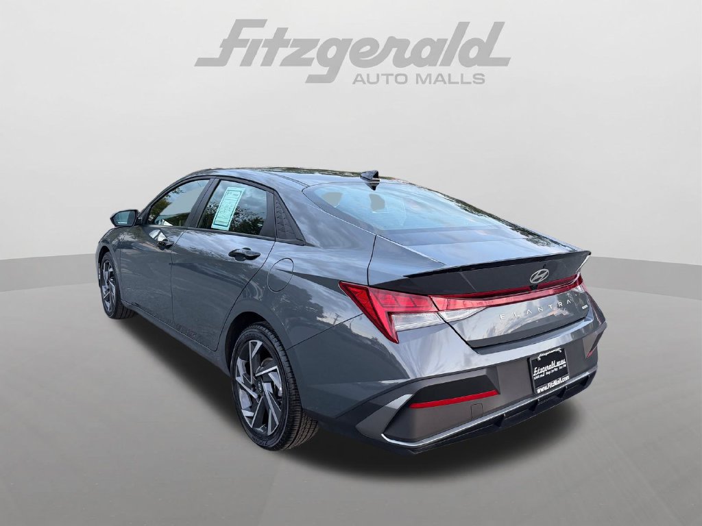 Used 2025 Hyundai Elantra SEL FWD image 3