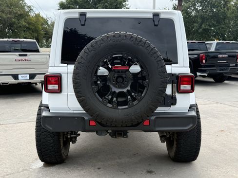 Used 2022 Jeep Wrangler Unlimited Sahara w/ Cold Weather Group AWD/4WD image 6