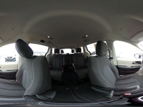 Used 2023 Chrysler Voyager LX image 44