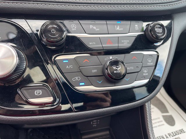 Used 2026 Chrysler Pacifica Limited FWD image 22