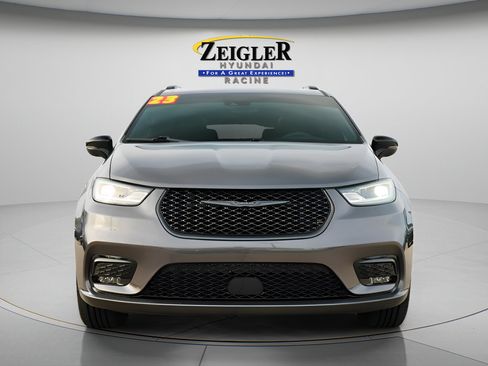 Used 2023 Chrysler Pacifica Limited w/ S Appearance Package AWD/4WD image 2