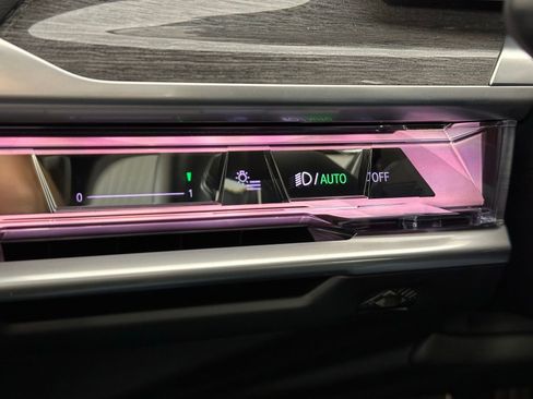 Used 2023 BMW 760i xDrive w/ Parking Assistance Package image 33