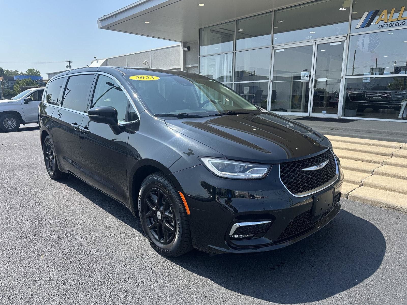 Used 2023 Chrysler Pacifica Touring-L FWD image 3