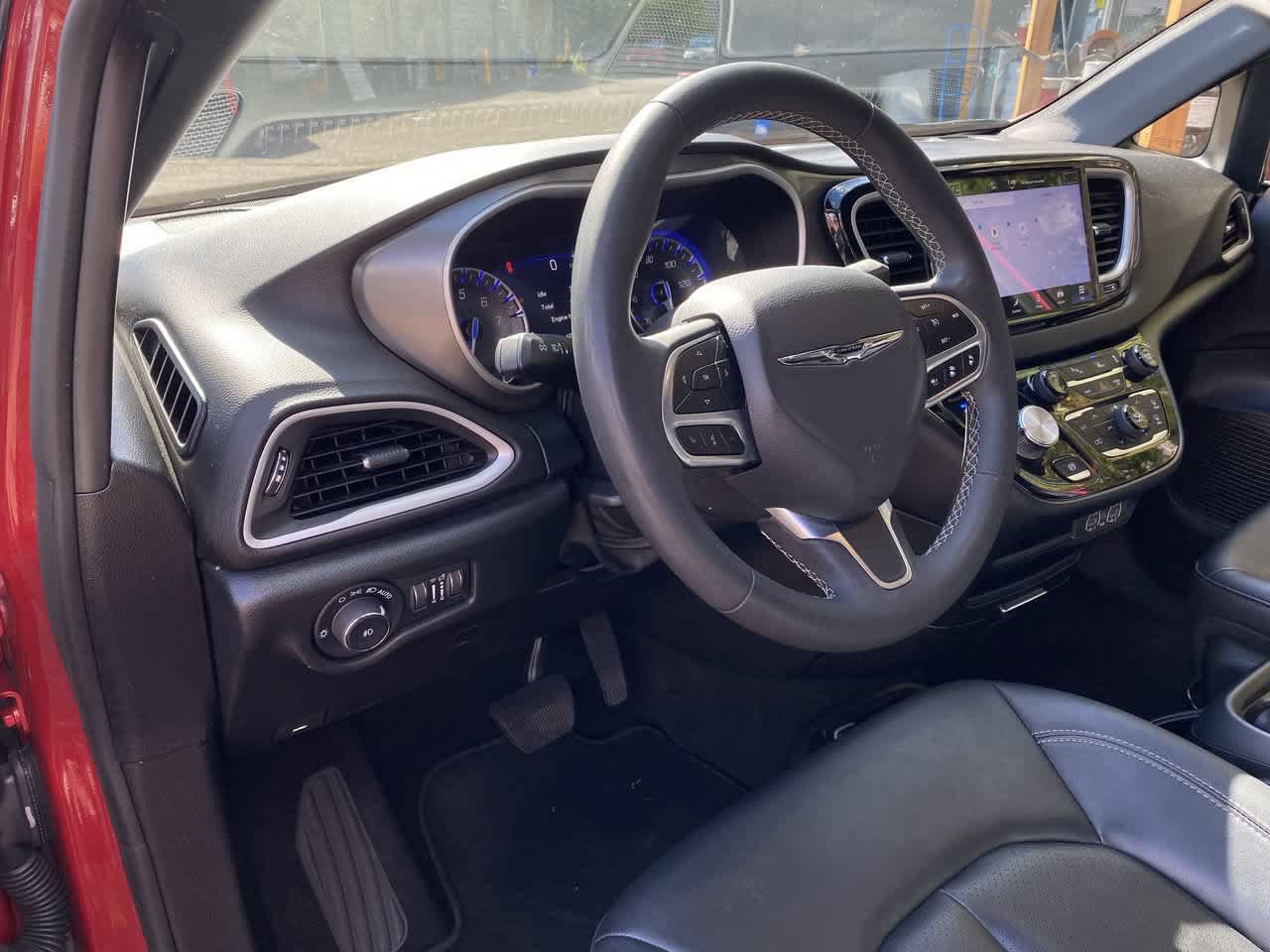 Used 2025 Chrysler Pacifica Select FWD image 2