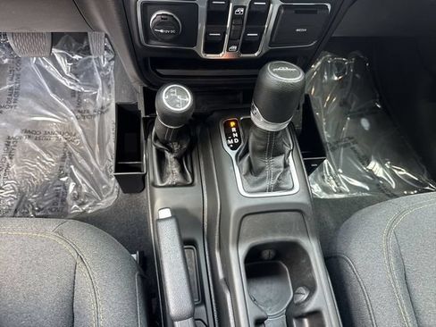Used 2024 Jeep Gladiator Sport AWD/4WD image 24