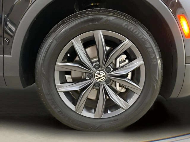 Used 2023 Volkswagen Tiguan SE w/ Panoramic Sunroof Package FWD image 96