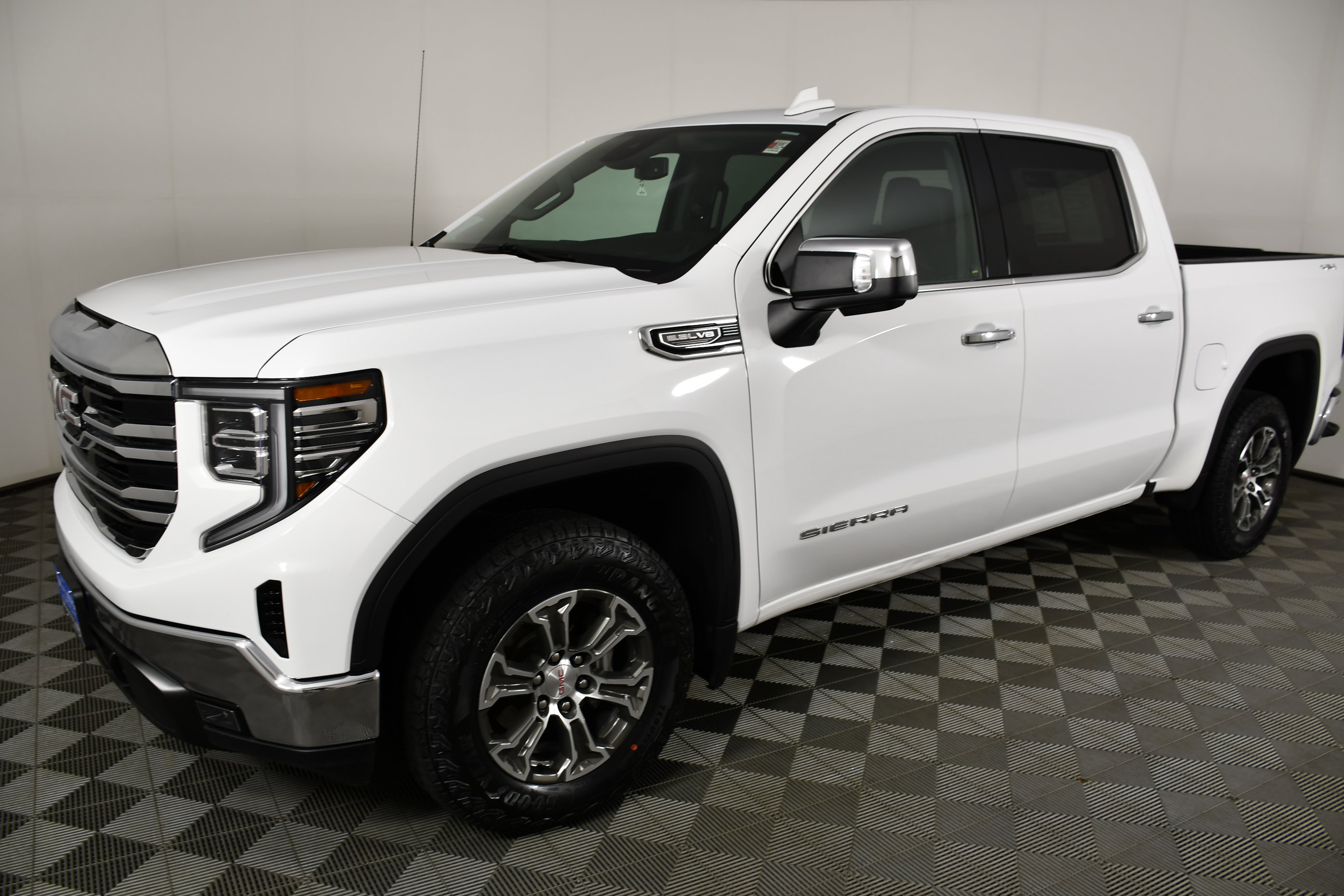 Used 2026 GMC Sierra 1500 SLT AWD/4WD image 10