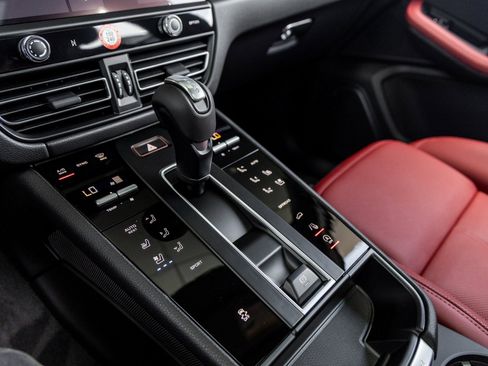 Certified 2025 Porsche Macan image 28