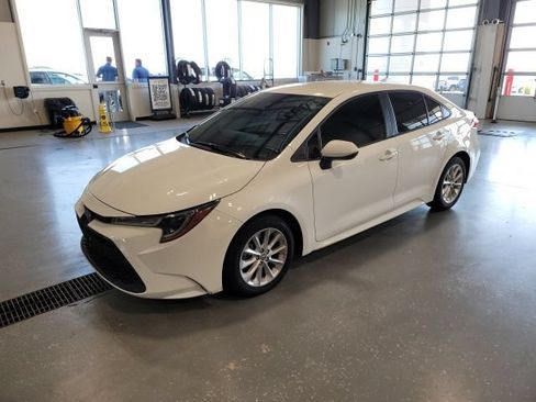 Used 2022 Toyota Corolla LE FWD image 3
