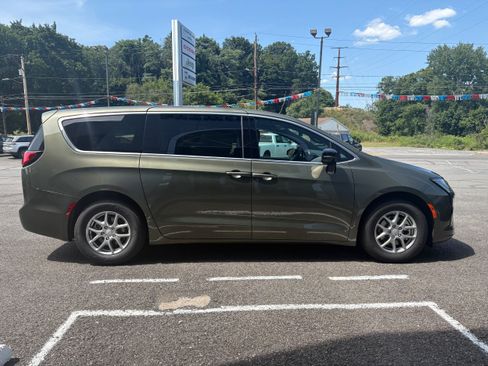 New 2027 Chrysler Pacifica Select FWD image 6